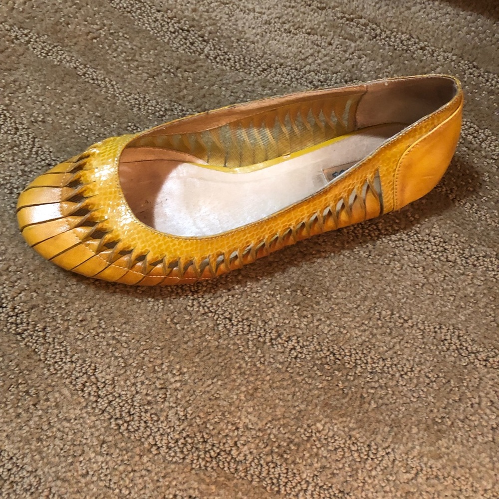 Euc miz mooz sz 8 cute summer shoe lots life left, mustard color